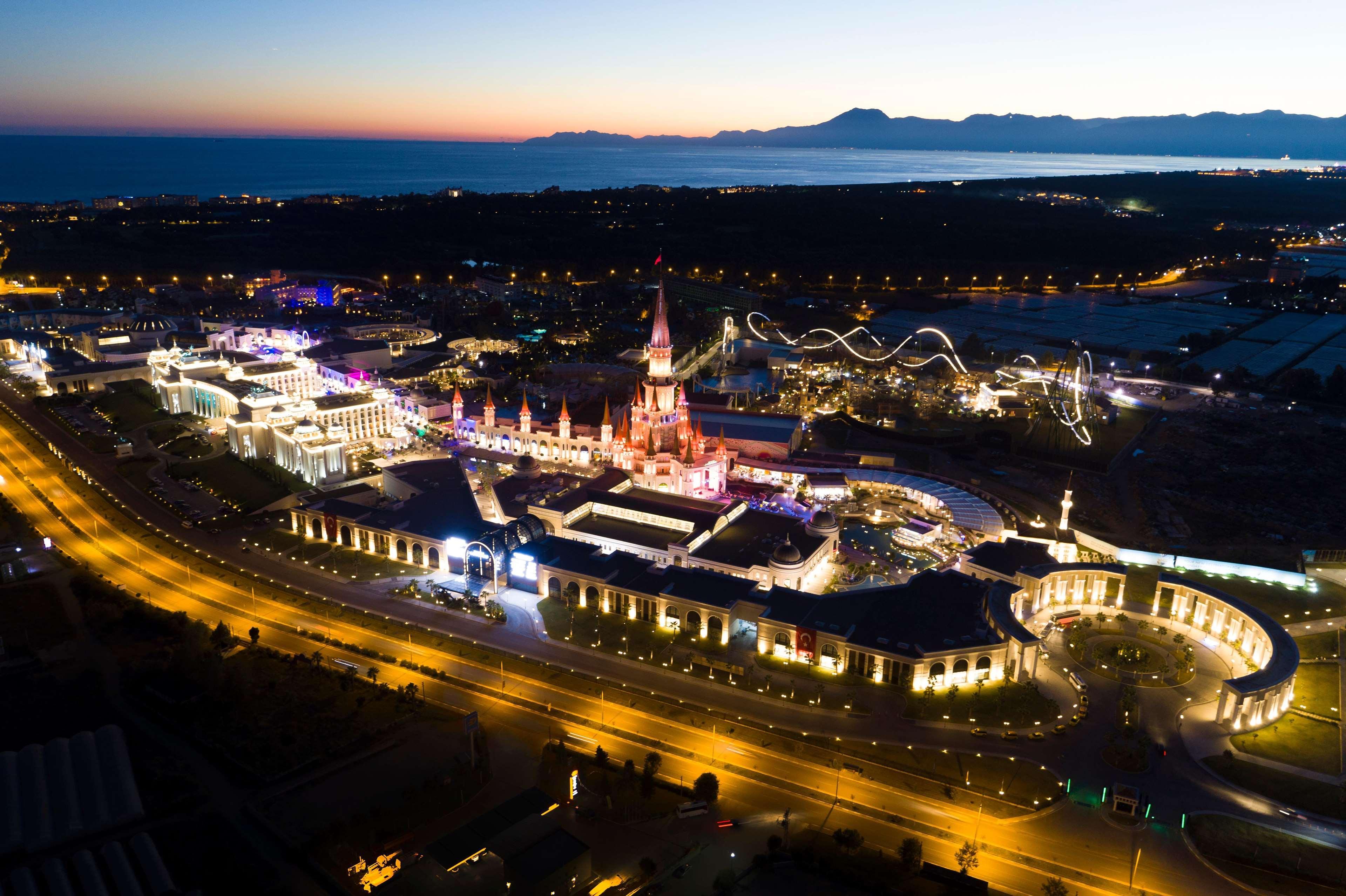 The Land Of Legends Kingdom Hotel - All-In Concept Belek Exterior foto Aerial view of the complex at night