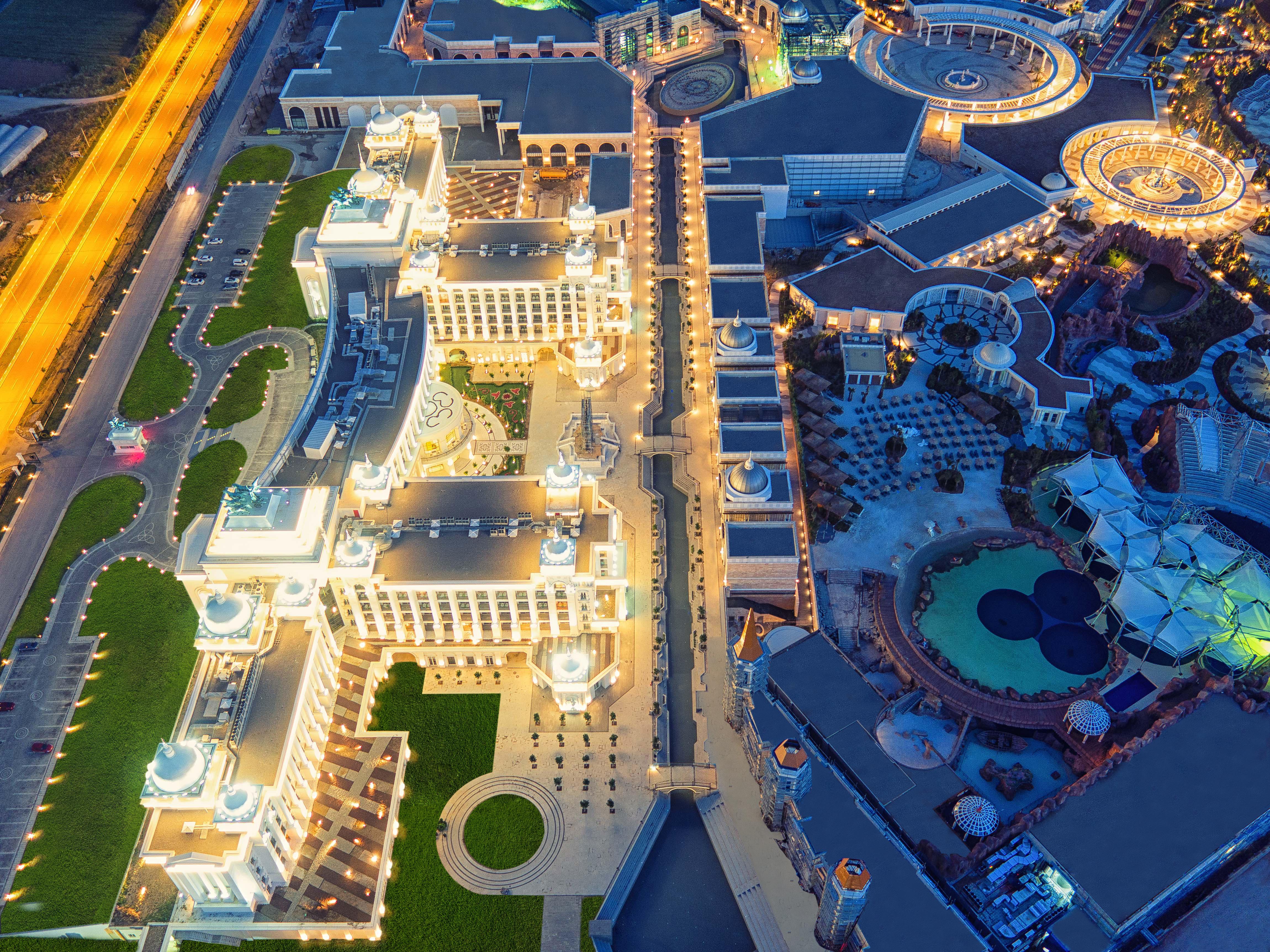 The Land Of Legends Kingdom Hotel - All-In Concept Belek Exterior foto The complex at night